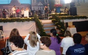 Milhares de fiéis participam neste feriado do Cenáculo com Maria