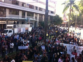 Milhares de trabalhadores se concentraram em frente ao INSS na manhã desta sexta-feira (28) para protestar contra as reformas trabalhista e da previdência