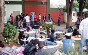 Centenas de estudantes passaram a noite na reitoria da Universidade Estadual de Maringá