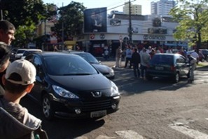 Acidente entre dois carros no cruzamento das avenidas Herval e Brasil no centro de Maringá deixa trânsito congestionado