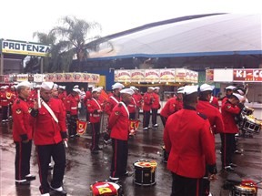 Desfile de bandas e fanfarras leva música à UEM neste domingo