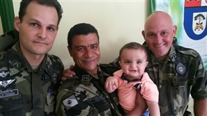 Reencontro emociona policiais ambientais e família de bebê que engasgou com suco na PR-323