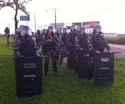 Após dois dias de bloqueio, caminhoneiros liberam PR 317, no final da Avenida Morangueira, saída para Astorga