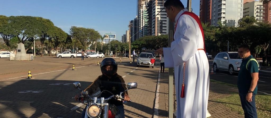 Motoristas recebem a bênção de São Cristóvão neste domingo (24) em Maringá