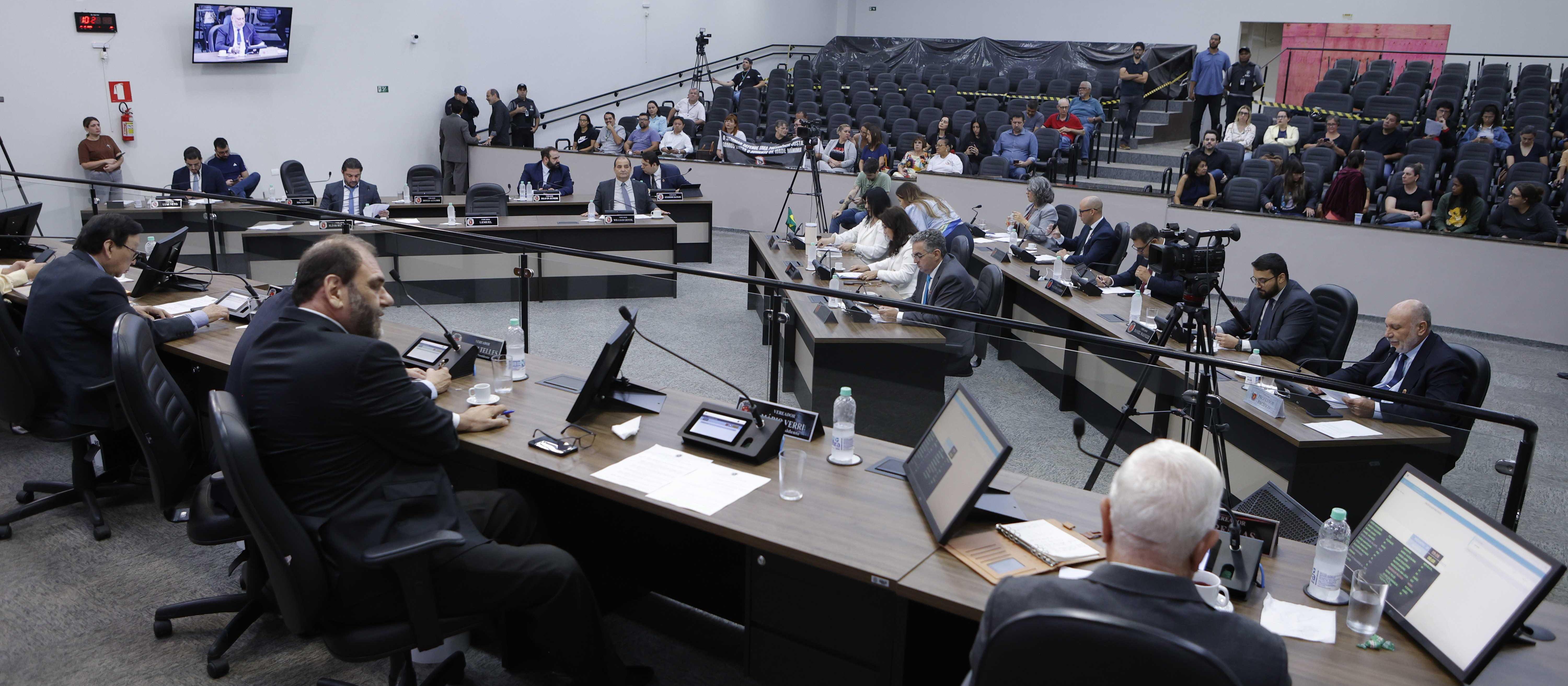 Em sessão extraordinária, vereadores votam 11 projetos do Executivo