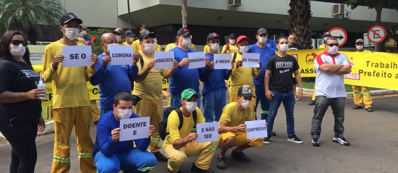 Trabalhadores protestam após suspensão de contrato com a prefeitura