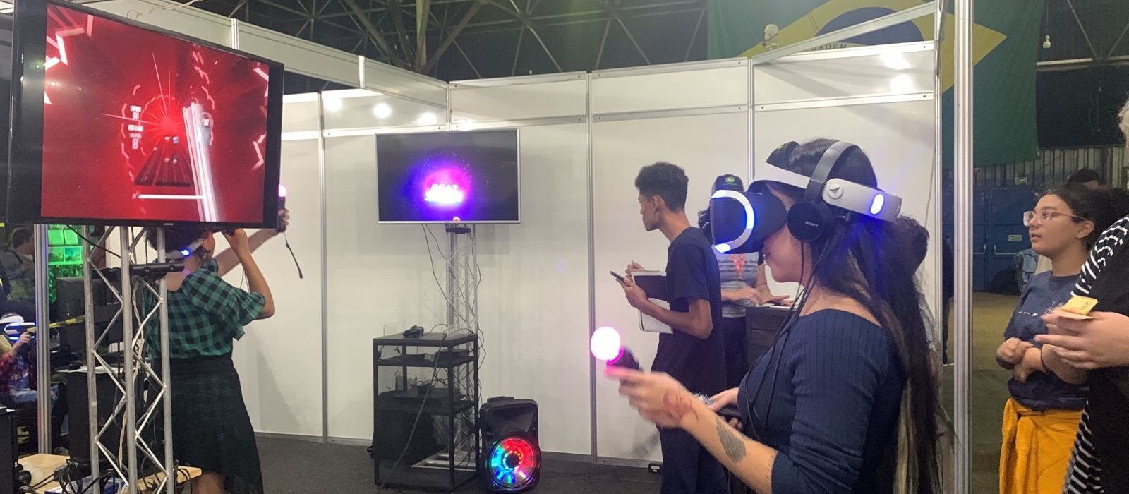 Crianças e adultos se divertem em jogos de realidade virtual
