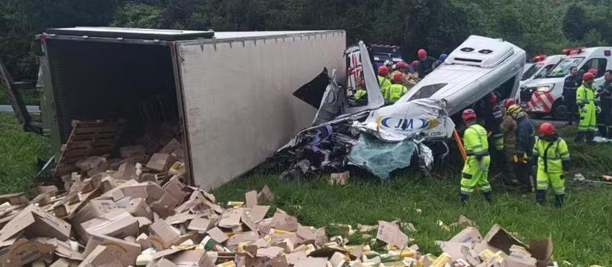 Acidente com carreta e van deixa seis mortos na BR-116