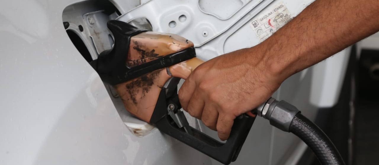 Litro da gasolina na Argentina é quase R$ 2 mais barato