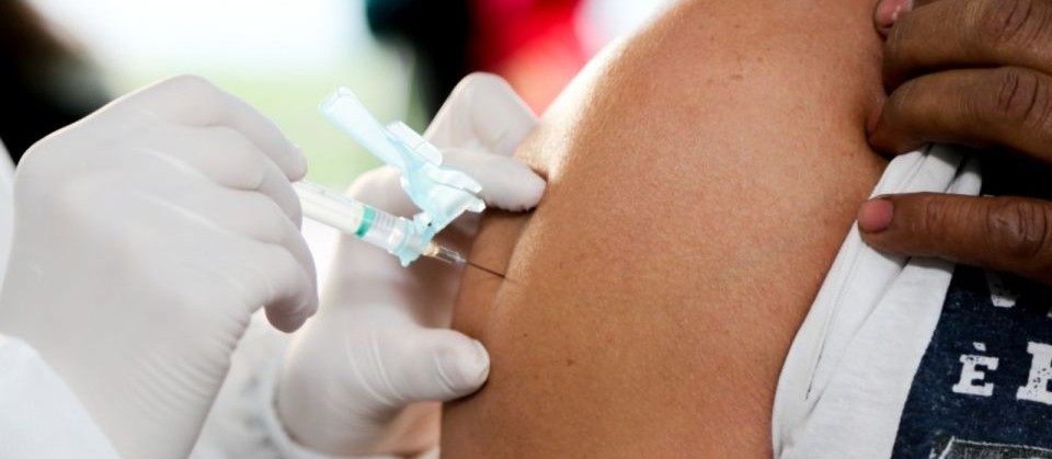 Maringá suspende vacinação de trabalhadores da educação até chegada de mais doses