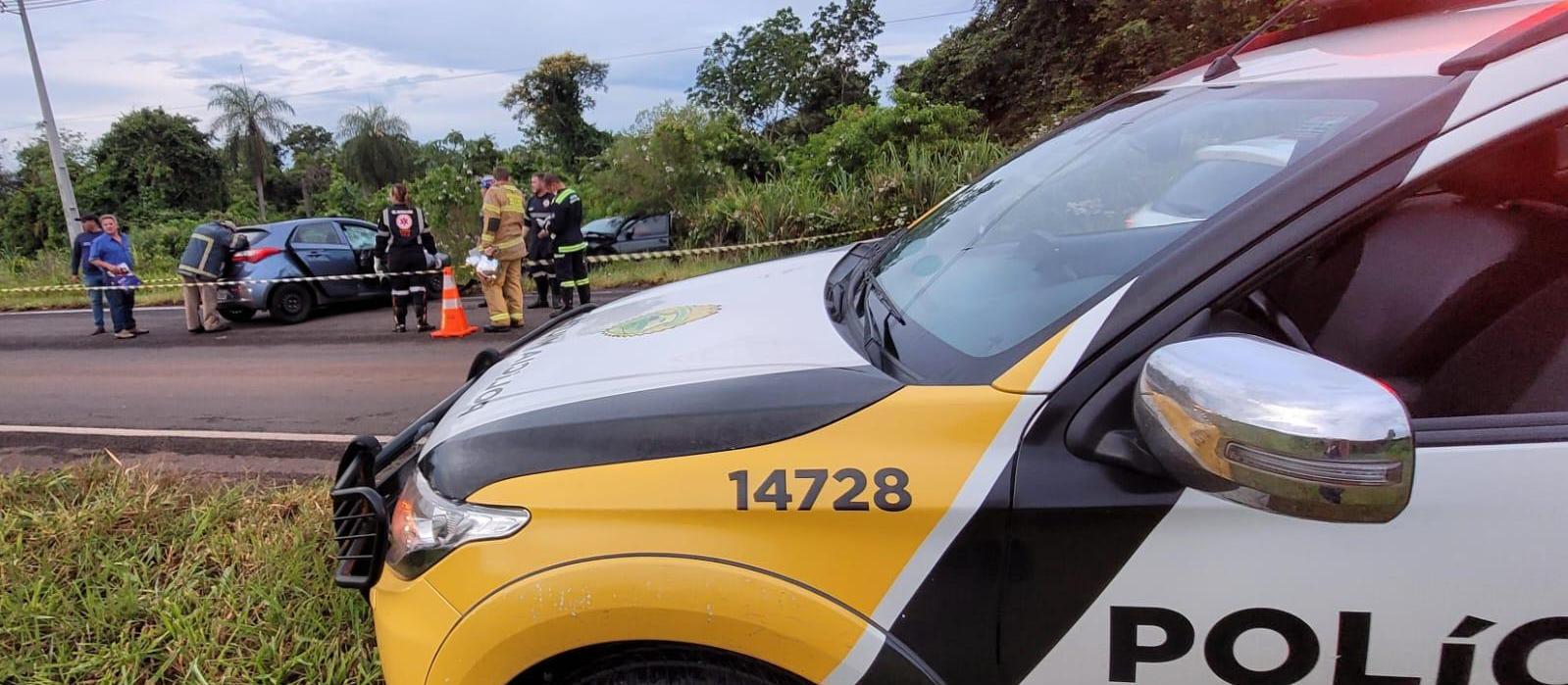 Carros batem de frente e passageira morre em acidente na PR-577