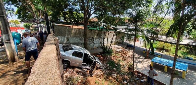 Carro invade colégio e adolescente fica gravemente ferido em Marialva
