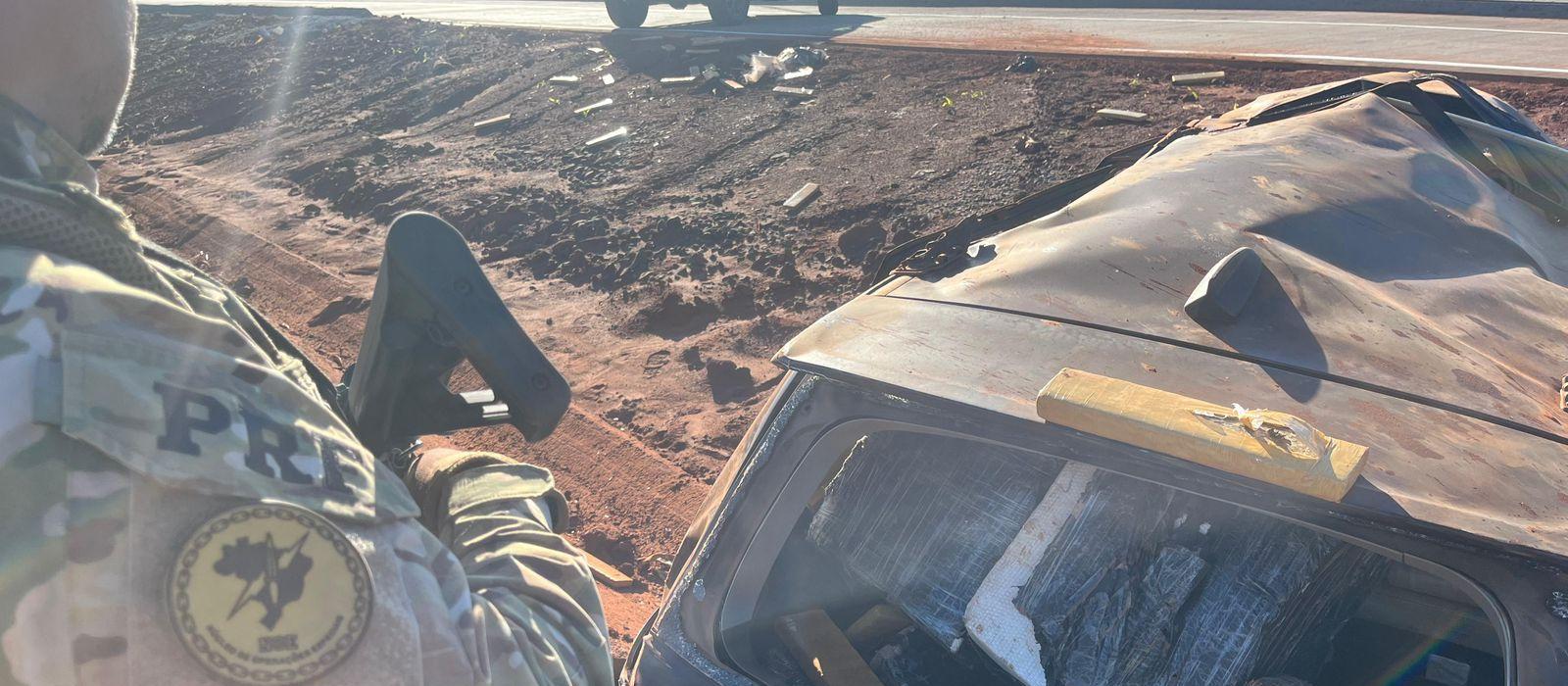 Caminhonete com maconha capota e carga se espalha na rodovia