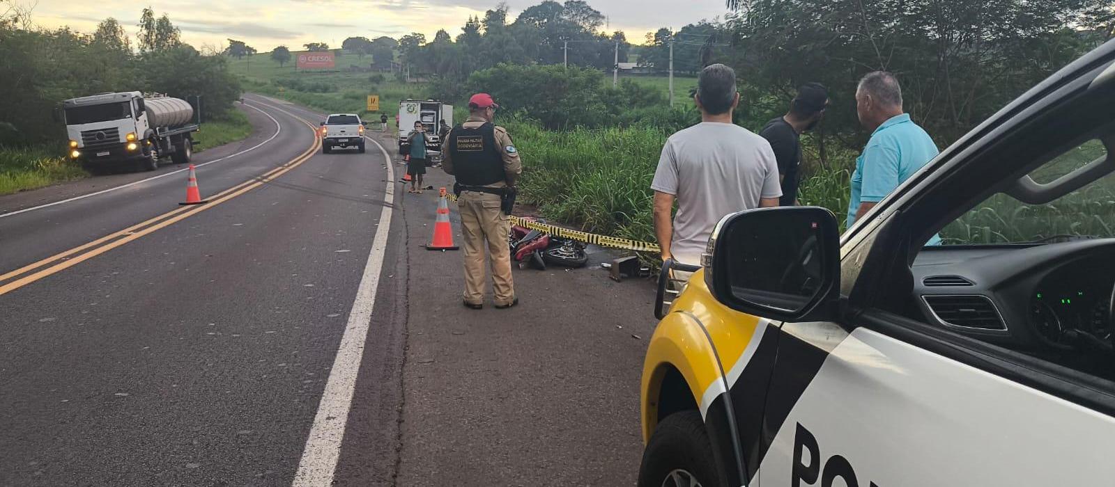 Caminhão e motocicleta batem de frente na PR-323, motociclista morreu