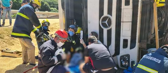 Carreta tomba e motorista fica preso às ferragens em Mandaguaçu