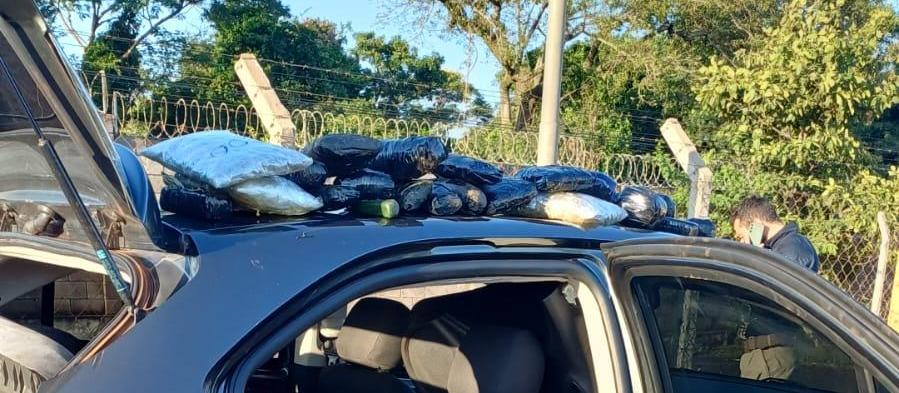 Carro é apreendido com maconha na BR-376