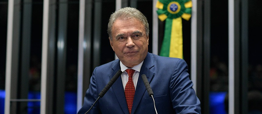País precisa de uma opção que não seja votar em quem frustra e frustrou os brasileiros, diz senador