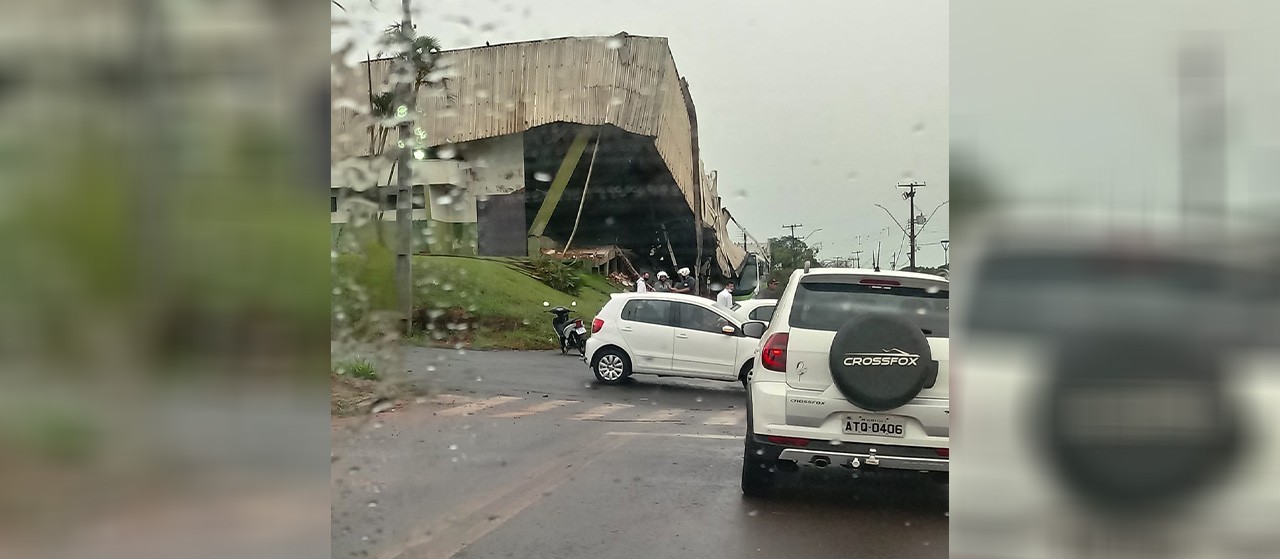Ginásio de esportes de Mandaguaçu desaba durante temporal