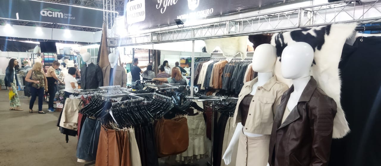 Chegada do frio aquece comércio de roupas de couro na Expoingá