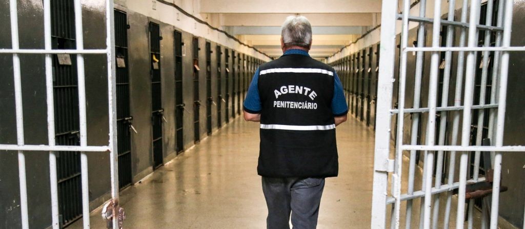 Agente penitenciário é preso após tentar entregar pacotes de fumo para detentos