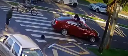 Mulher vai parar em cima de carro durante acidente em Maringá