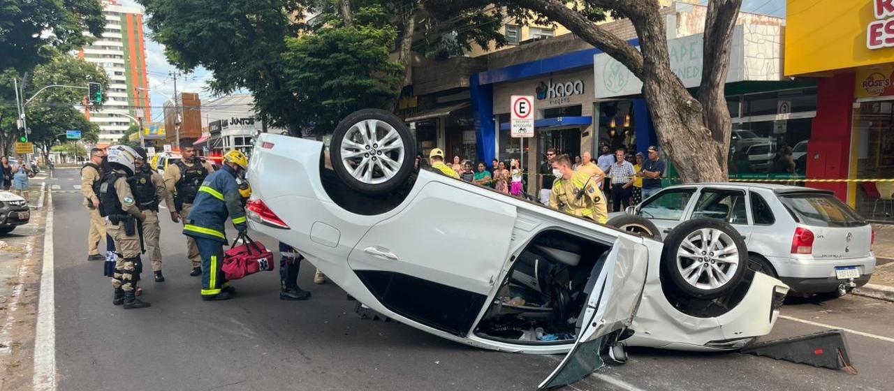 Cinco pessoas ficam feridas em acidente no centro de Umuarama