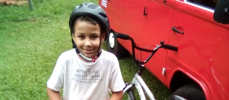 Vendendo paçocas, maringaense de 8 anos arrecada R$ 2 mil e compra bicicleta