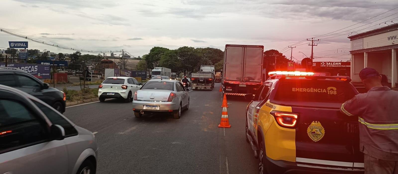 Engavetamento de caminhões deixa motorista ferido na PR-317 perto do trevo do Catuaí