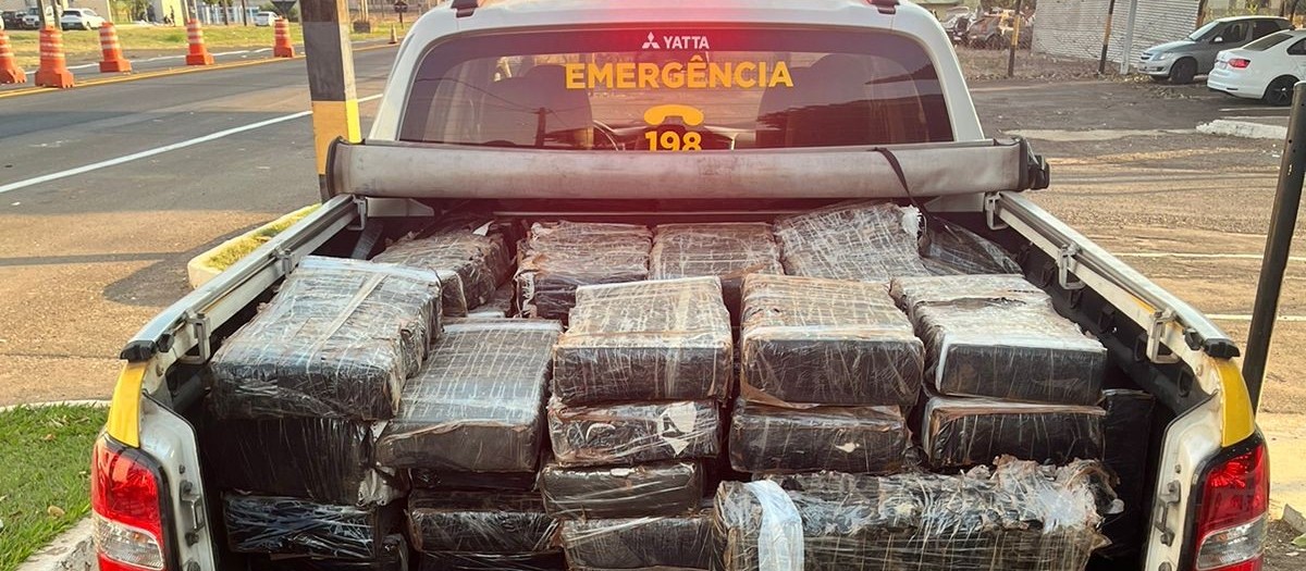 Motorista foge da polícia e bate carro carregado com meia tonelada de maconha