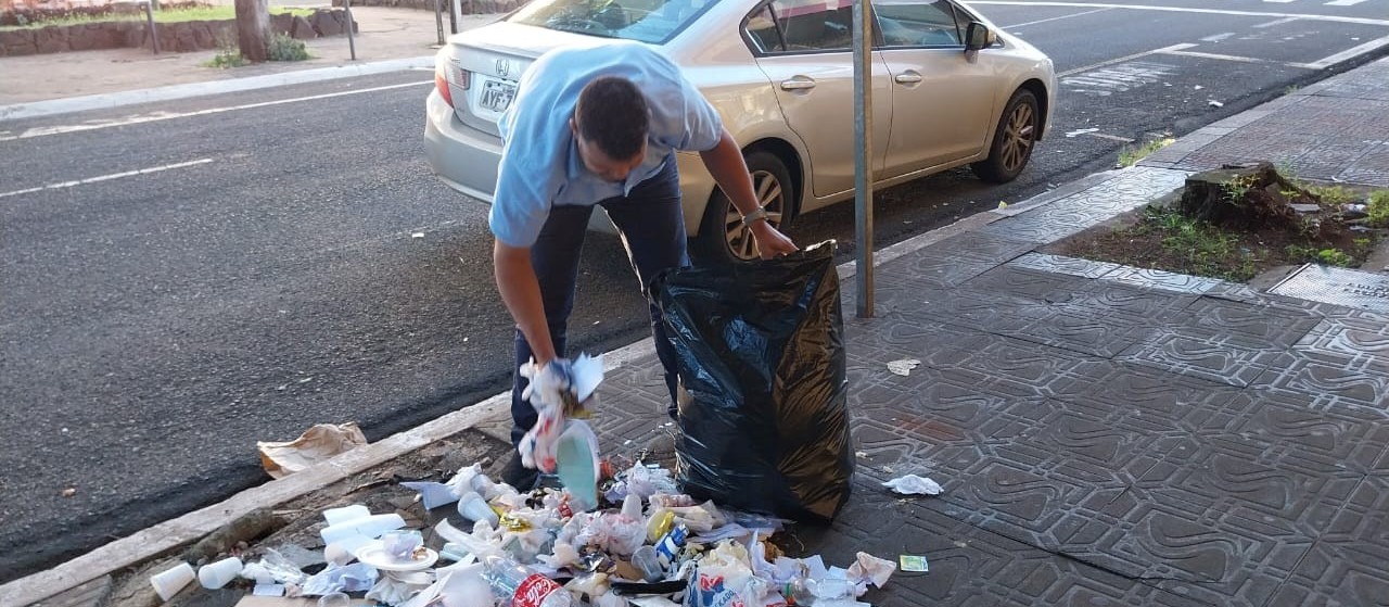 Funcionário de loja reclama de lixo espalhado na calçada da Avenida Getúlio Vargas
