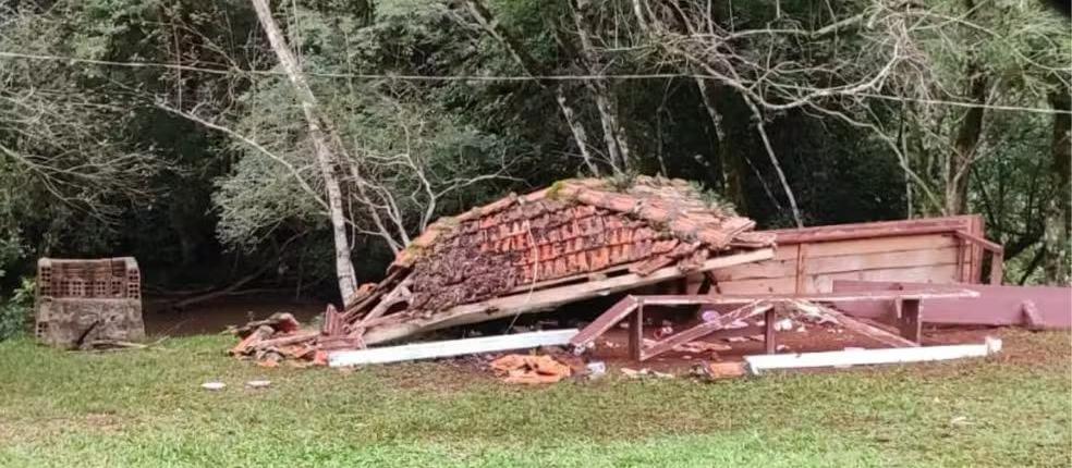 Bebê fica gravemente ferida após queda de quiosque em Catanduvas