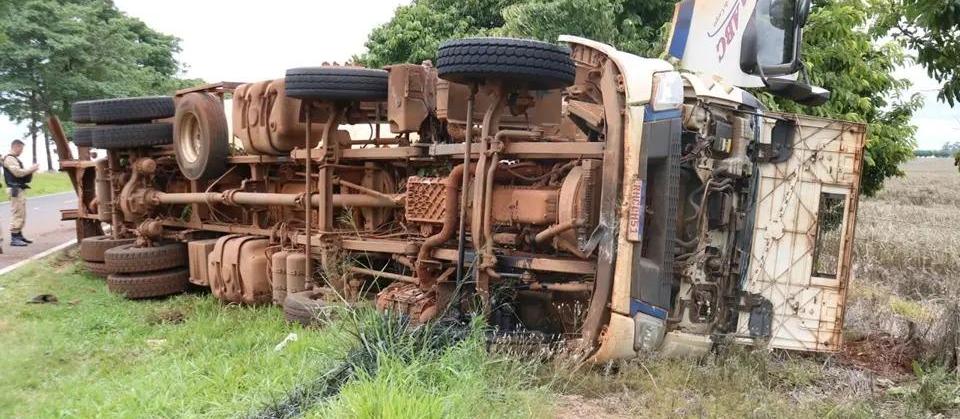 Motorista de caminhão morre no HU de Maringá após grave acidente na rodovia