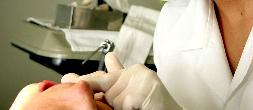 Odontologia seleciona pacientes para tratamento de cárie