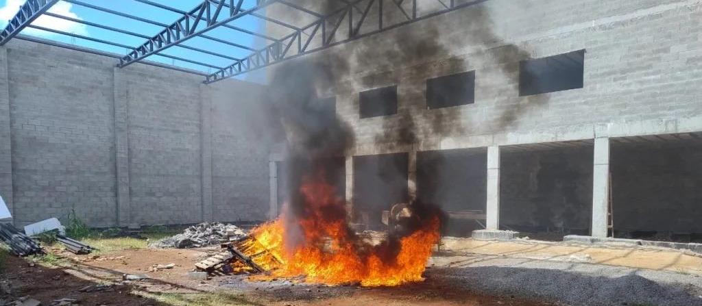 Homem é multado em R$ 5 mil por queimada em imóvel particular em Maringá