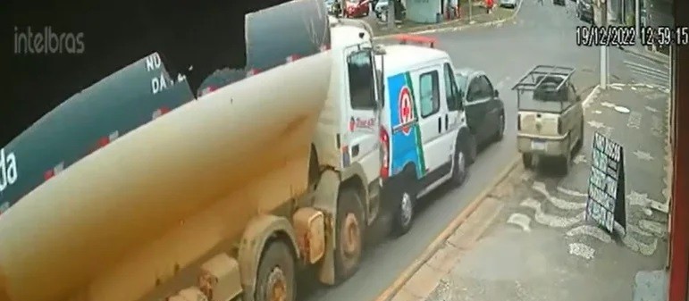 Caminhão desgovernado atinge quatro veículos em Ponta Grossa; veja vídeo