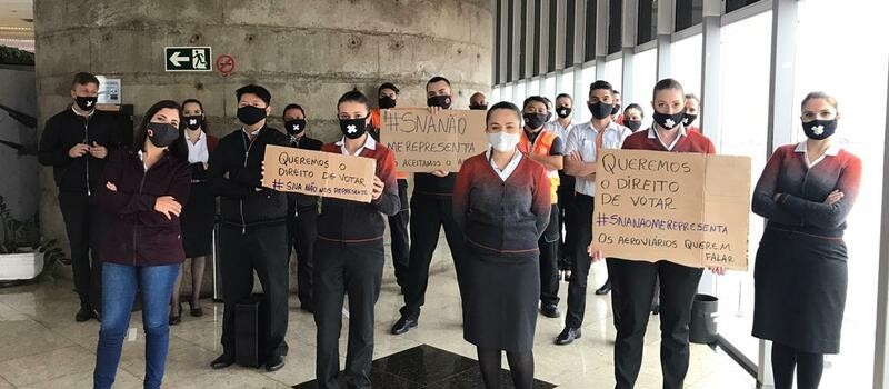 Funcionários da Gol fazem protesto no Aeroporto de Maringá