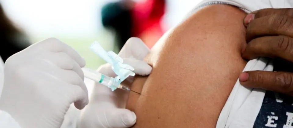 Covid-19: Maringá amplia vacinação da 4ª dose para trabalhadores da saúde e da limpeza urbana