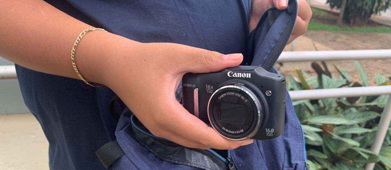 Estudante leva máquina fotográfica para substituir celular em sala de aula