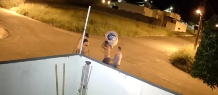 Dois irmãos são presos por espancamento que matou homem; terceiro suspeito é procurado