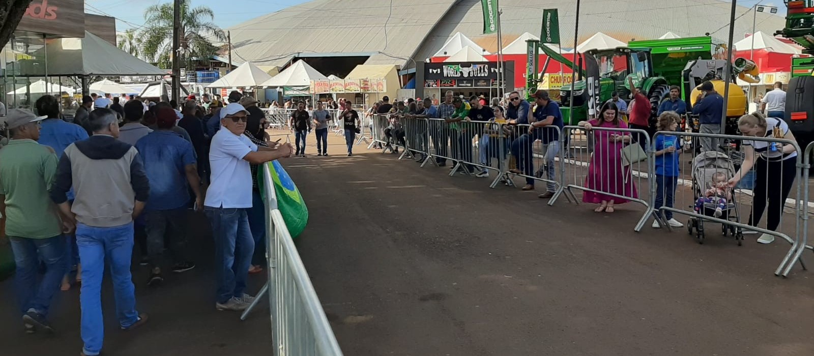  Apoiadores se posicionam no parque para acompanhar passagem do presidente na Expoingá