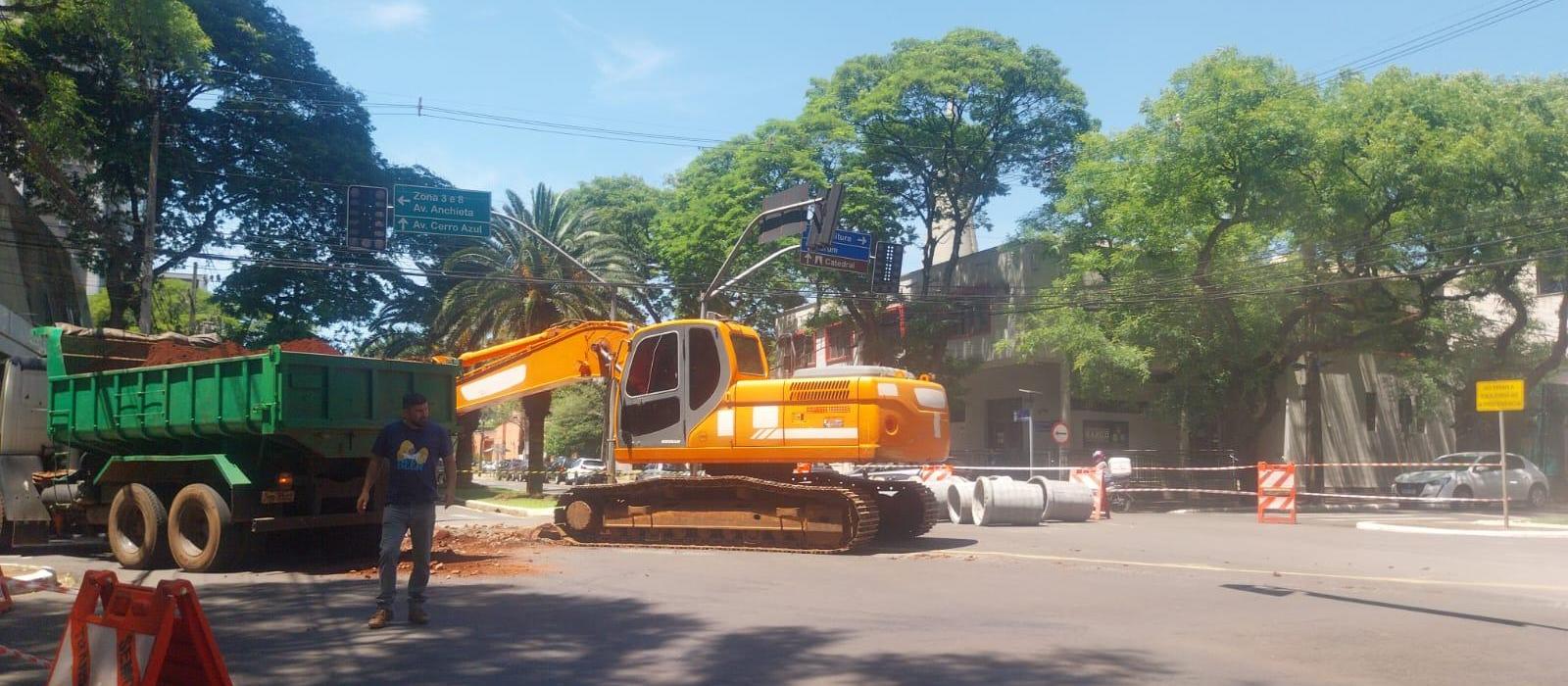 Construção de galeria pluvial interdita trechos de avenidas
