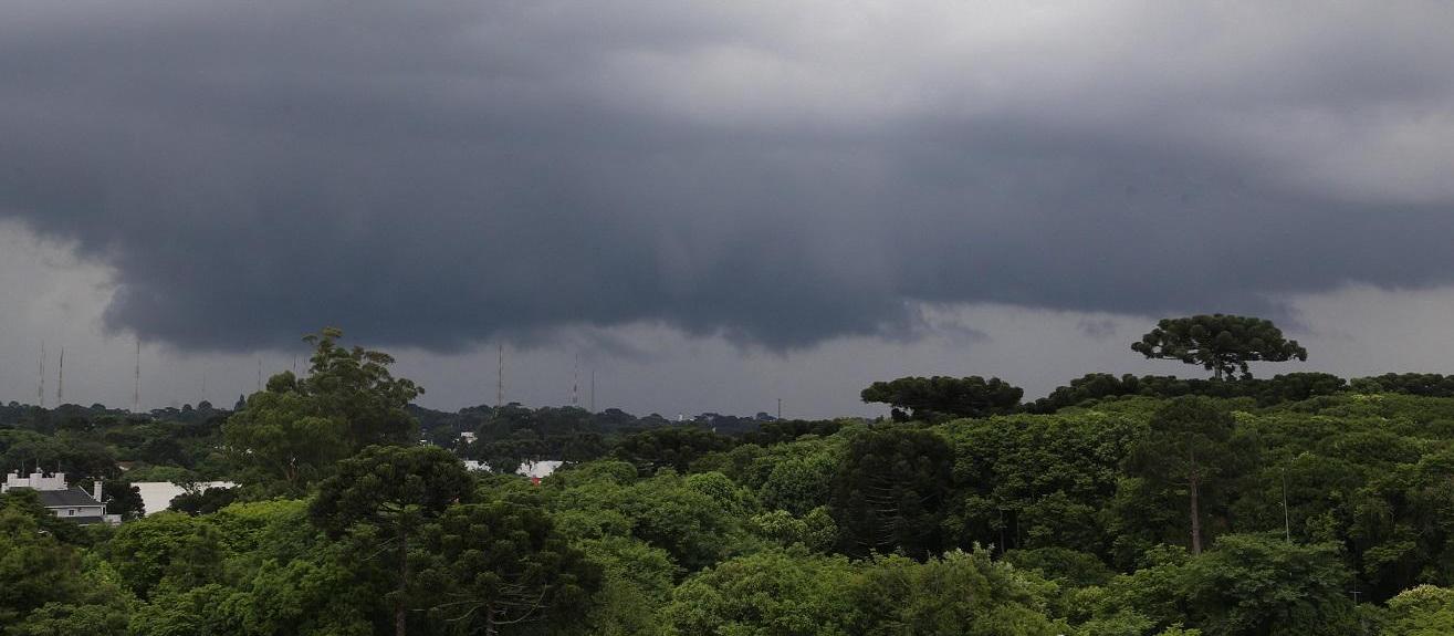 Temporal afeta energia e abastecimento de água em várias regiões