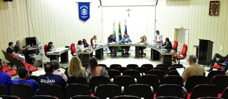 Vereadores se retiram de plenário e votação do orçamento é emperrada