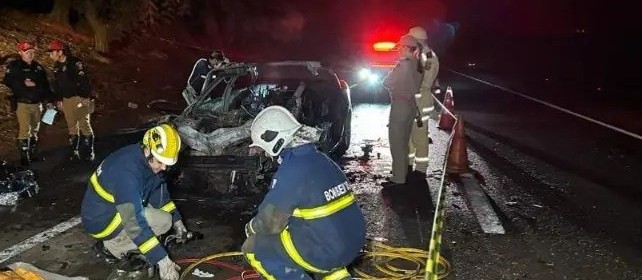 Carro explode após batida e motorista morre carbonizado em Maringá