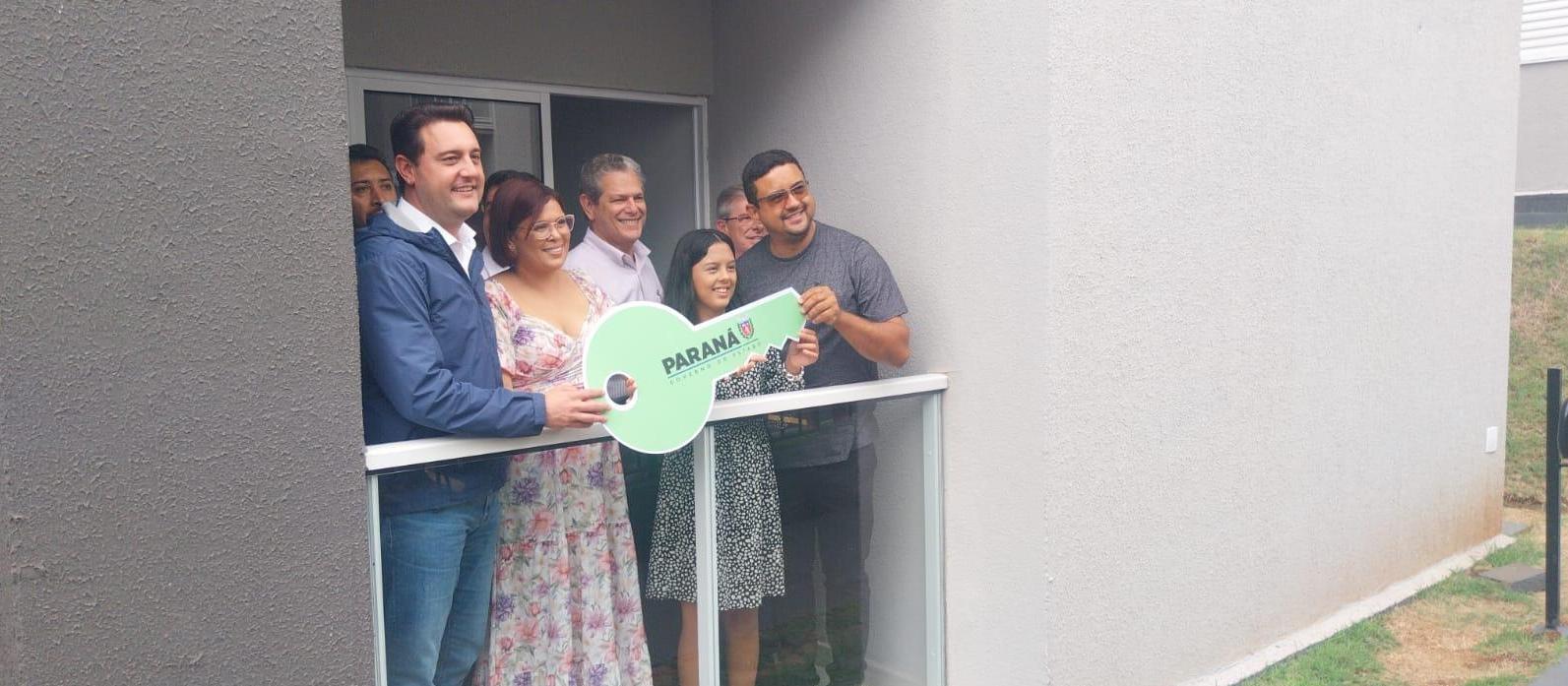 Governador entrega apartamentos e fala sobre IPVA