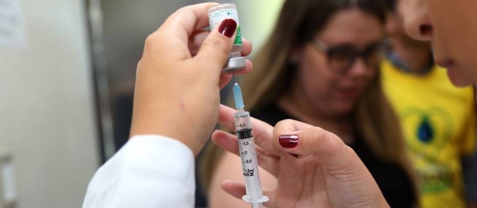 Vacinação contra a gripe começa para profissionais de saúde