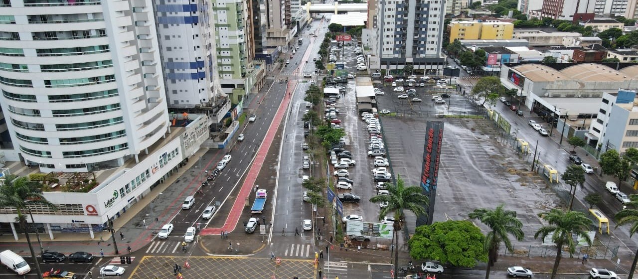 Confira vias interditadas por causa de cratera na Avenida Paraná