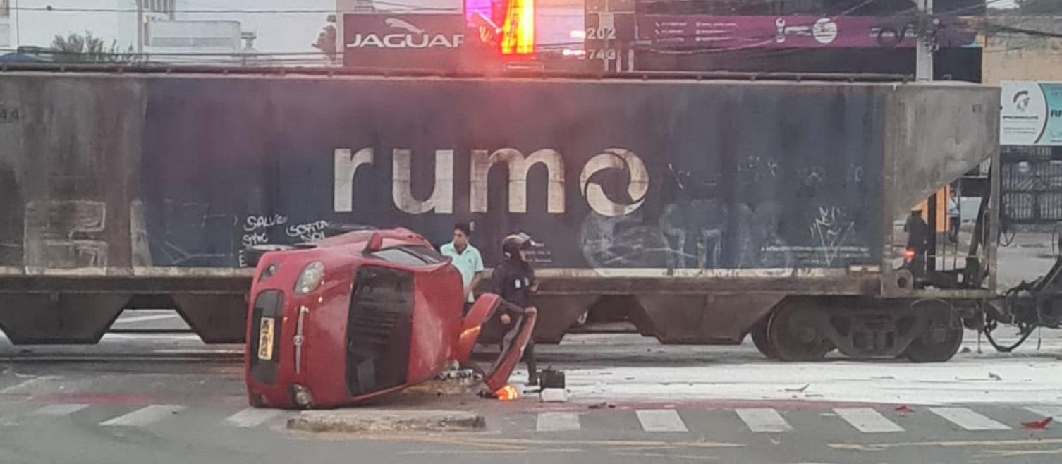 Polícia apura causa de acidente entre trem e veículos em Pinhais