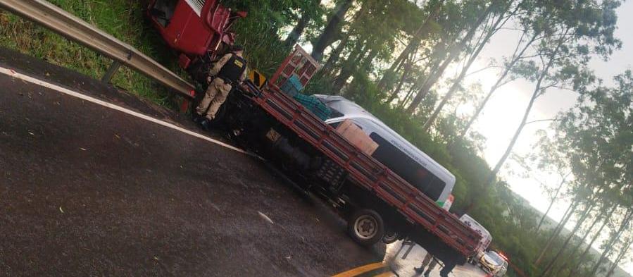 Acidente na PR-082: perícia aponta que caminhão aquaplanou na pista