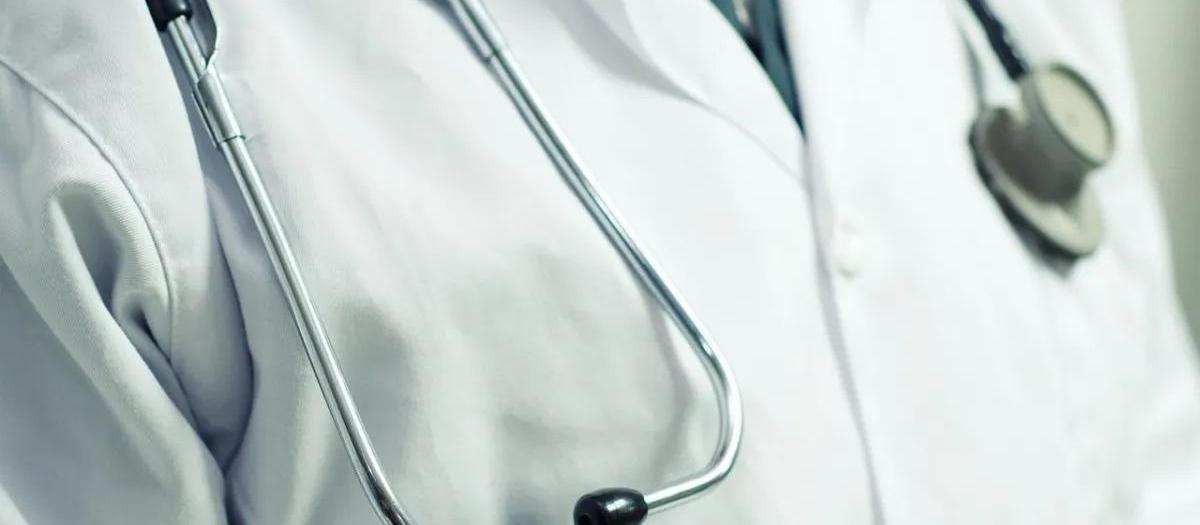 Sociedade Médica alerta sobre falso médico que aborda pacientes e familiares